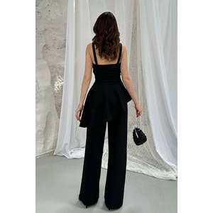Conjunto de Blusa Negra con Volantes y Pantalones - Negro - Product Image 5