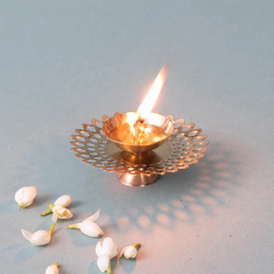 Diya de latón tradicional para Pooja Cultural Elegance Lighting para el hogar para la celebración de Navidad - Product Image 1