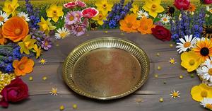 Plaque de puja en laiton doré 8 pouces-Design de fleurs Aarti Pujan Thali Prashad Chandan Articles pour mariage Ramadan Diwali Pujan - Product Image 2