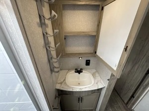 Remolque RV Cherokee Arctic Wolf 3550 Suite Fo-r-e-s-t- Ri-ver 2022 USADO EN BUEN ESTADO, listo para la venta - Product Image 2