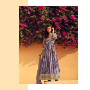 ชุด Rani Anarkali ที่สง่างามประดับด้วยลวดลายที่หรูหราสำหรับการเฉลิมฉลองทางวัฒนธรรมสำหรับการส่งออกขายในราคาประหยัด