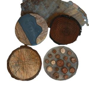 Assortiment de sous-verres en bois sous-verres faits à la main en gros ensemble de table et de chaises en bois d'acacia et époxy - Product Image 1