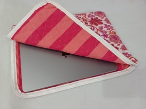 Funda acolchada de algodón hecha a mano India para portátil, funda ligera con estampado de bloques para Macbook, equipo de protección de oficina para mujer, regalo para el día a día - Product Image 2