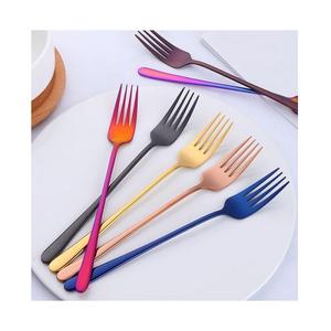 Juego de cubiertos de diseño moderno en metal dorado y blanco para uso en el hogar, hoteles y restaurantes. - Product Image 6