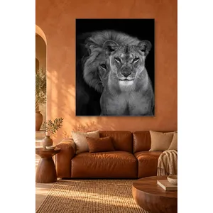 Impression sur toile Fida : Paire de lionnes noires et blanches, une devant l'autre - Product Image 3
