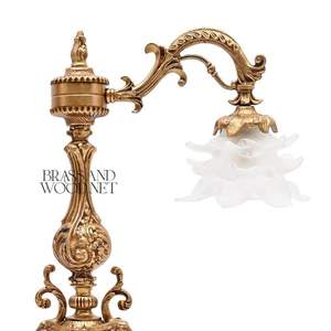 Lámpara de mesa ornamentada de latón antiguo con brazo curvo de base decorativa y pantalla de flores de vidrio esmerilado para interiores de lujo - Product Image 4