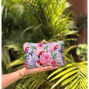 AZIZA FASHION DREAM กระเป๋าคลัทช์ปักลายดอกไม้ทำมือ สีม่วง สำหรับงานเลี้ยงตอนเย็น ลายดอกกุหลาบ ปิดแบบฝาปิด สะพายข้างได้ ความจุ 1 ลิตร - Product Image 1