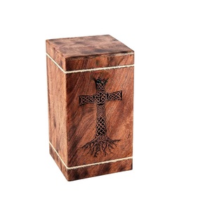 Urnas de cremación de madera dura para cenizas humanas Urna de entierro de madera grande para adultos (raíces de árbol cruzado celta, 250 pulgadas cúbicas) - Product Image 1