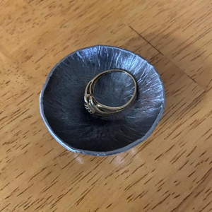 Bandeja de Joyería Minimalista, Bandeja Decorativa de Lujo para el Hogar, Artículo de Regalo Hecho a Mano, Decoración Sostenible para el Hogar, Bandeja Artesanal de Metal - Product Image 3