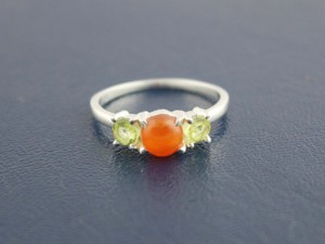 Anillo Apilable Delicado de Plata de Ley 925 con Peridoto y Piedra Preciosa de Cornalina Engastada en Puntas para Mujer - Product Image 3