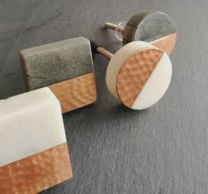 Boutons en résine en bois de conception moderne fabriqués à la main avec un motif floral complexe améliorant l'élégance pour les armoires et les meubles - Product Image 1