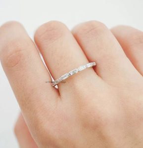 0,9 TC Baguette Cut Moissanite Band en oro blanco sólido de 14K Anillo de Bodas de media eternidad para mujeres Elegante banda de apilamiento a juego - Product Image 5