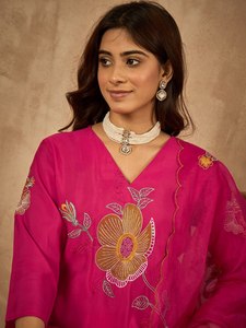 Hermosos Conjuntos Modernos de Salwar Kameez Reversibles de Chanderi Puro con Blusas Bordadas y Diseños Impresionantes para Todas las Temporadas - Product Image 3