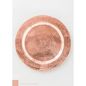Nouvel arrivage d'assiettes de chargement en cuivre martelé Plaques de fond décoratives de dernière conception Plats de réglage de table de la plus grande qualité - Product Image 1