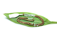 Collier tendance en perles de quartz rose nouées et de bois de santal, accessoire élégant pour le Nouvel An