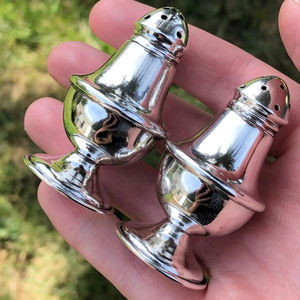 Ensemble de salières et poivrières en métal robuste, idéal pour les pique-niques en plein air, les barbecues et les réunions de famille - Product Image 1