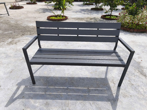 Le cadre et le plateau de la table sont en aluminium. - Product Image 1