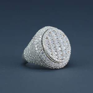 Anillo de diamantes Hip Hop creado en laboratorio con diamante de claridad VVS formado en oro blanco de 14 KT - Product Image 2