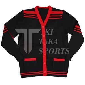 Suéter cárdigan de punto para hombre de University College con patrón de retales personalizado para hermandades de invierno - Product Image 1