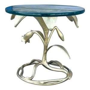 Table basse en aluminium à cadre floral artisanal surmontée de verre alliant durabilité et fonction pour un mobilier intemporel - Product Image 3