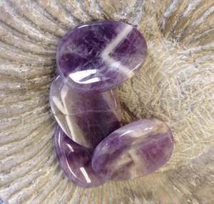 Venta al por mayor Chevron amatista cristal preocupación piedras naturales ágata piedras preciosas Reiki rocas minerales para Feng Shui Jade piedra artesanías - Product Image 2