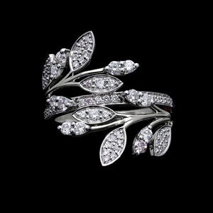 แหวนใบไม้สีขาวทอง14K ที่ได้แรงบันดาลใจจากธรรมชาติด้วยเพชรเจียระไนทรงกลมที่งดงามการจัดวางแบบง่ามทางพฤกษศาสตร์ - Product Image 5