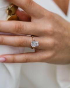 Anillo de compromiso de diamantes de moissanita de corte radiante de 11x9mm | Solitario Pave Band Plata de ley chapada en oro de 18 quilates | Nupcial minimalista - Product Image 4