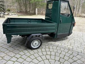 Piaggio Ape 50 2007, Triciclo de Gasolina de 250cc con Reversa y 3 Ruedas para Carga y Pasajeros, Certificado por la CEE - Product Image 2