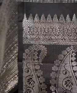 Saree en soie saisonnier avec des bordures Zari pour une touche de Glamour Nuptiale Crape/crêpe Saree avec diamant Travail pour le luxe - Product Image 4