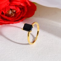 Bague de fiançailles en zircon taille émeraude plaqué rhodium, fabrication artisanale, sertie à griffes, certifiée par un tiers, en argent sterling