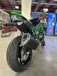 Moto sportive de route suralimentée de 1000 cm³ à haut rendement - Product Image 4