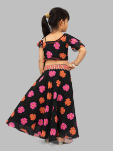 Shoryam Moda de Lujo Lehenga Choli Negro con Flores de Organza para Niñas |   Vestido Étnico Largo Hasta el Suelo, Diseño Contemporáneo, para Bodas y Fiestas - Product Image 4