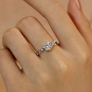 Anillo de compromiso Hallmark Silver de inspiración bohemia con incrustaciones de diamantes de princesa, diseño de naturaleza y amor, de aleación de cobre. - Product Image 1