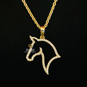 Pendentifs uniques en forme de cheval Hip Hop Moissanite pour unisexe en or jaune 10kt de style différent et diamants ronds taille brillant - Product Image 1