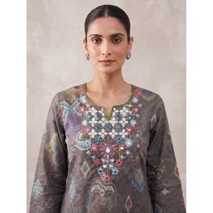 Mejora tu Atuendo Diario con esta Elegante y Cómoda Blusa Gris para Mujer, Bordada, 100% Algodón, Corte Holgado, Transpirable, Cuello Joya, Estilo Casual - Product Image 2