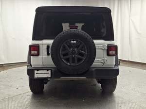 JEEP WRANGLER Sport S 4 portes 4x4 SUV 2024 d'occasion, faible kilométrage, finition blanc brillant - Product Image 6