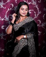 Tenue tendance Saree de couleur noire en organza doux de haute qualité avec panneau de séquence de codage lourd fonctionne à vendre