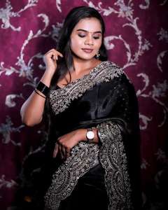 Traje de tendencia Sari de organza satinado suave de alta calidad de color negro con trabajo de panel de secuencia de codificación pesada a la venta - Product Image 2