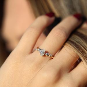 Bague de fiançailles Moissanite coupe ovale 8x6mm avec marquise et pierres latérales rondes | Bijoux fins de mariage de mariée - Product Image 2