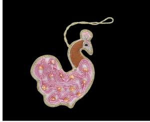 Ornement suspendu Zari à motif paon ethnique – Broderie artisanale pour Noël, mariages et décorations culturelles - Product Image 2