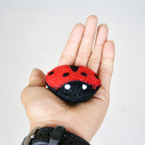 Coccinelle en feutre de laine faite à la main jouet pour bébé mignon animal en peluche pour jouer 10 cm de hauteur matériel de coton en peluche de taille moyenne - Product Image 2