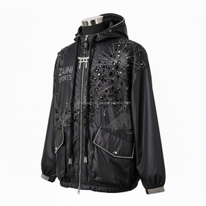 Chaqueta cortavientos de nailon ligera de lujo, chaqueta cortavientos con acabado reflectante y logotipo personalizado con tachuelas de cristal negro para hombre - Product Image 3