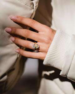 Anillo de compromiso blanco de corte ovalado de 12x8mm | Anillo de oro con tres piedras para Mujer | Joyería nupcial de moissanita CZ - Product Image 3