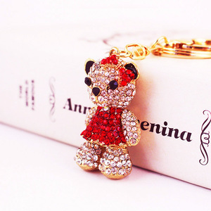 Porte-clés Ours en Peluche Strass Doré en Alliage avec <span class=keywords><strong>Jupe</strong></span> Rouge et Fermoir Pavé pour Sac à Main Fille - Product Image 1