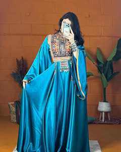 Robe traditionnelle afghane élégante pour femmes avec des broderies complexes et des motifs de couleurs vives Vêtements afghans - Product Image 4