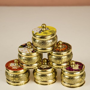 Sindoor Dibbi de latón hecho a mano con Pichwai Art Indian Kumkum Box para Pooja Wedding Return Gift Ethnic Decor - Product Image 2