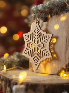 Ornements de Noël suspendus en bois faits à la main avec des motifs traditionnels parfaits pour un décor d'arbre de vacances rustique - Product Image 3