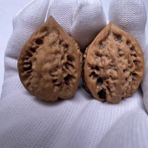 Masajeador de Mano de Lujo de Grado Coleccionista, Hecho a Mano con Textura Natural de Nuez Shengguan y Forma Triangular - Product Image 3