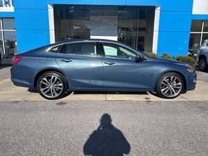 Magnifique Chevrolet Malibu LT bleue 2024 d'occasion, conduite à gauche, toit ouvrant, démarrage à distance, sièges en cuir, boîte automatique, jantes en alliage, hayon. - Product Image 4