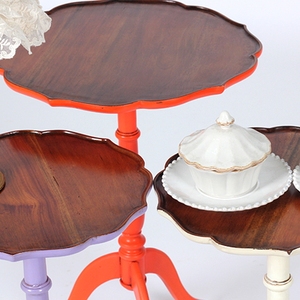 La serie de mesas de centro 1314 está hecha de madera de caoba envejecida de alta calidad con un acabado liso y pulido, y se vende a un precio asequible. - Product Image 4